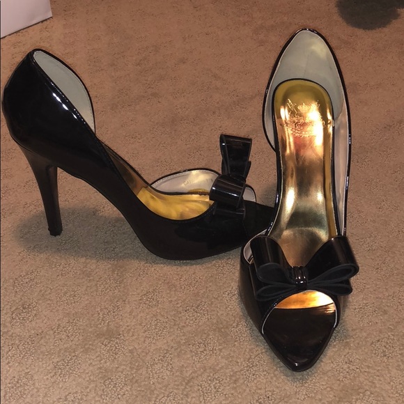 Patent black bow heels. Only worn twice. 4in. heel - Picture 3 of 3